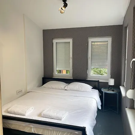 Hedonist-boulevard Stayhouse *